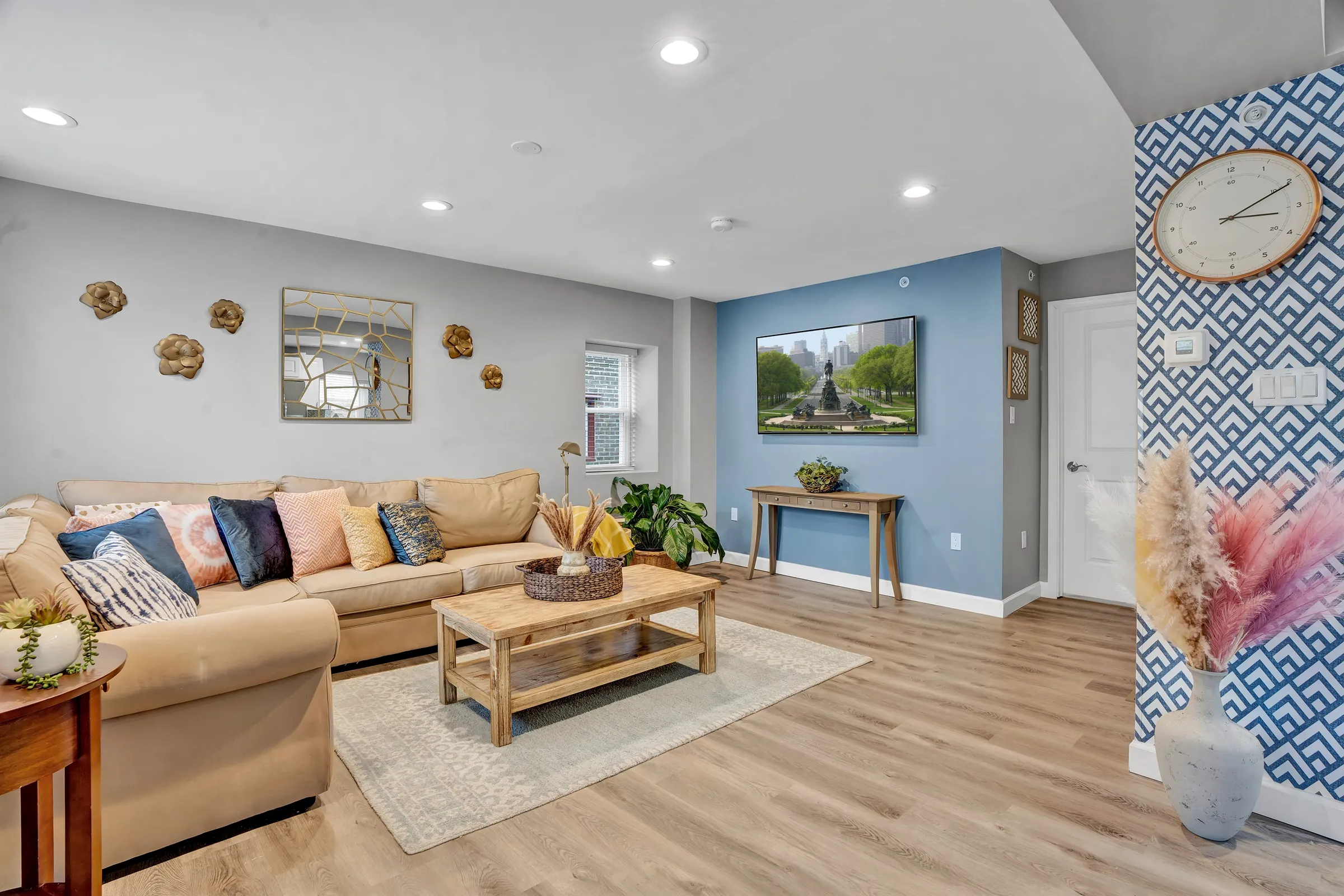 Relax, unwind and feel right at home. Cozy seating, modern décor and plenty of space for your enjoyment