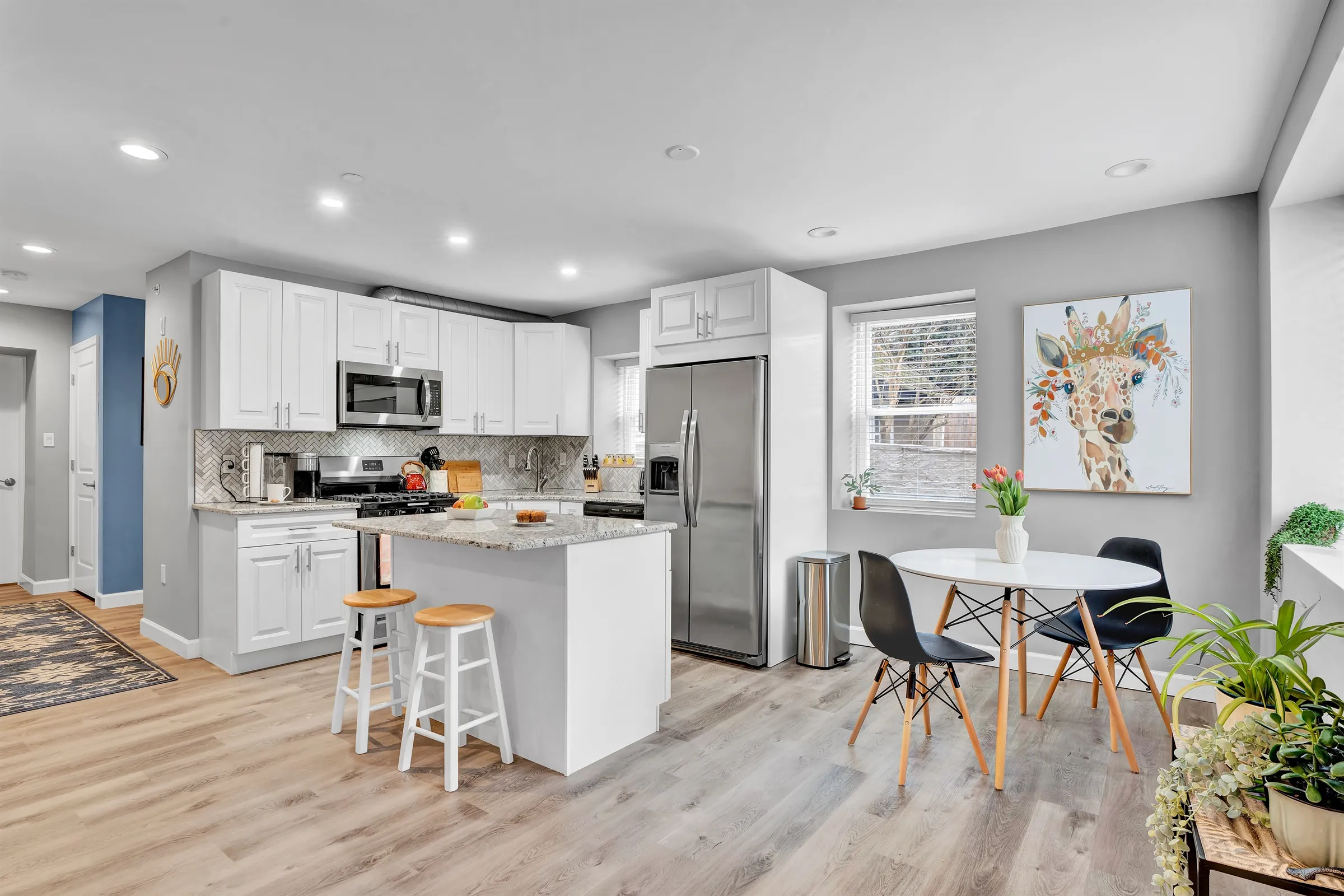 Cook up something special in this well-stocked kitchen! With everything you need from plates and bowls to pots and spices, you can be sure to make a delicious meal every time