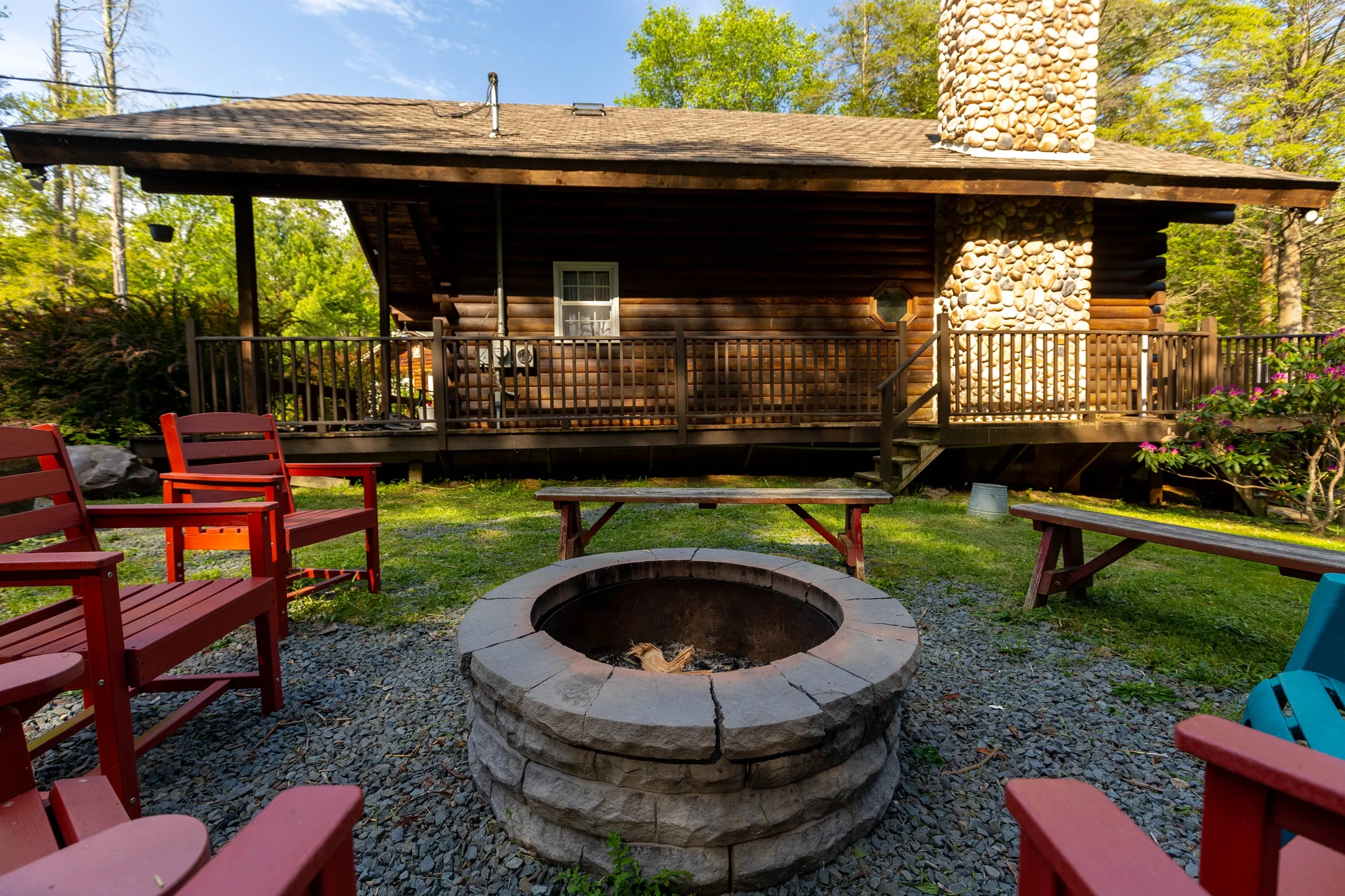 Gather around the fire. S'mores, stories, and stargazing are best enjoyed together! 