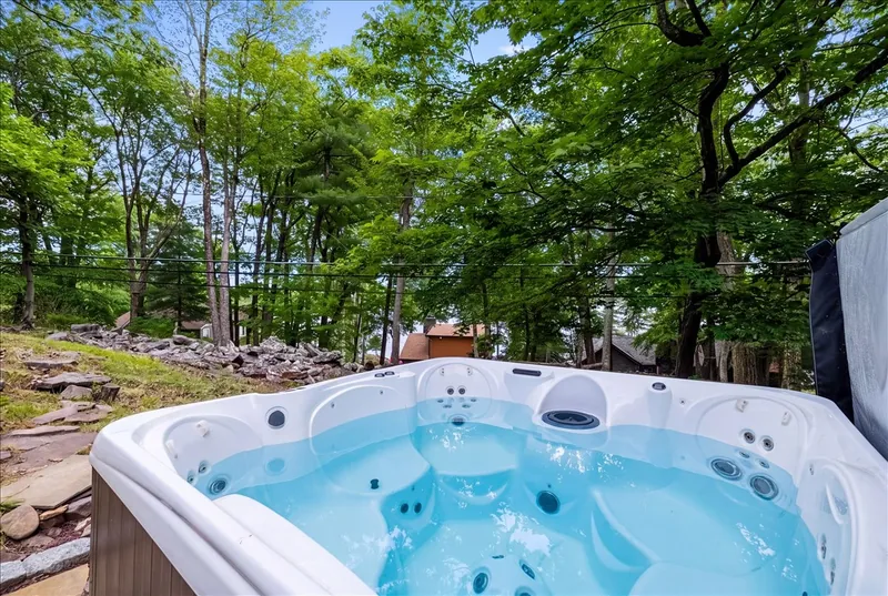 This 7-seater hot tub in Stone Crest is waiting for you!