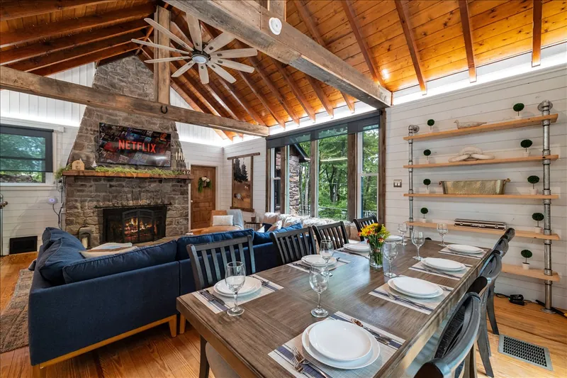 Open space with a living room and a dining room, perfect for conversations. 