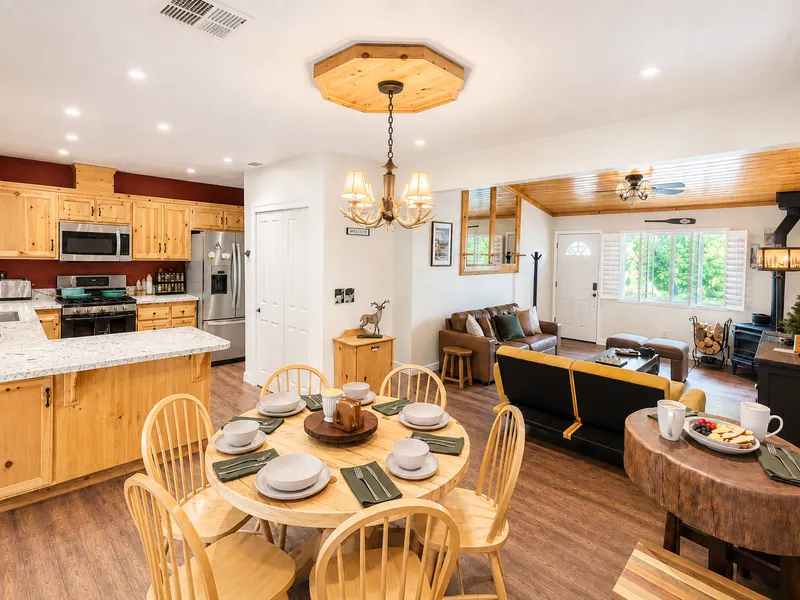 Cozy dining room for up to 7 guests.
