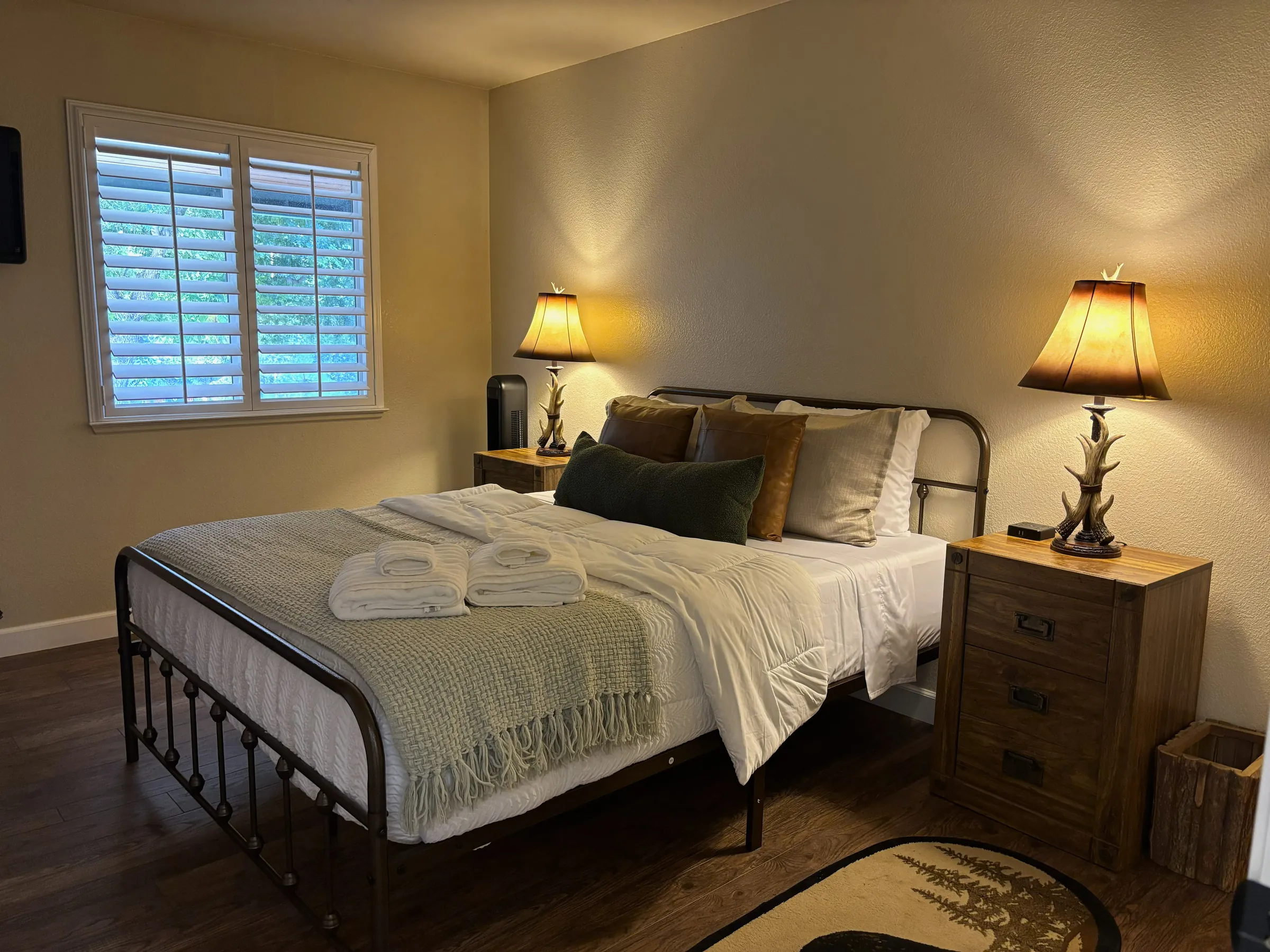 Enjoy our second bedroom with a queen-size bed, perfect for couples or for a solo stay!