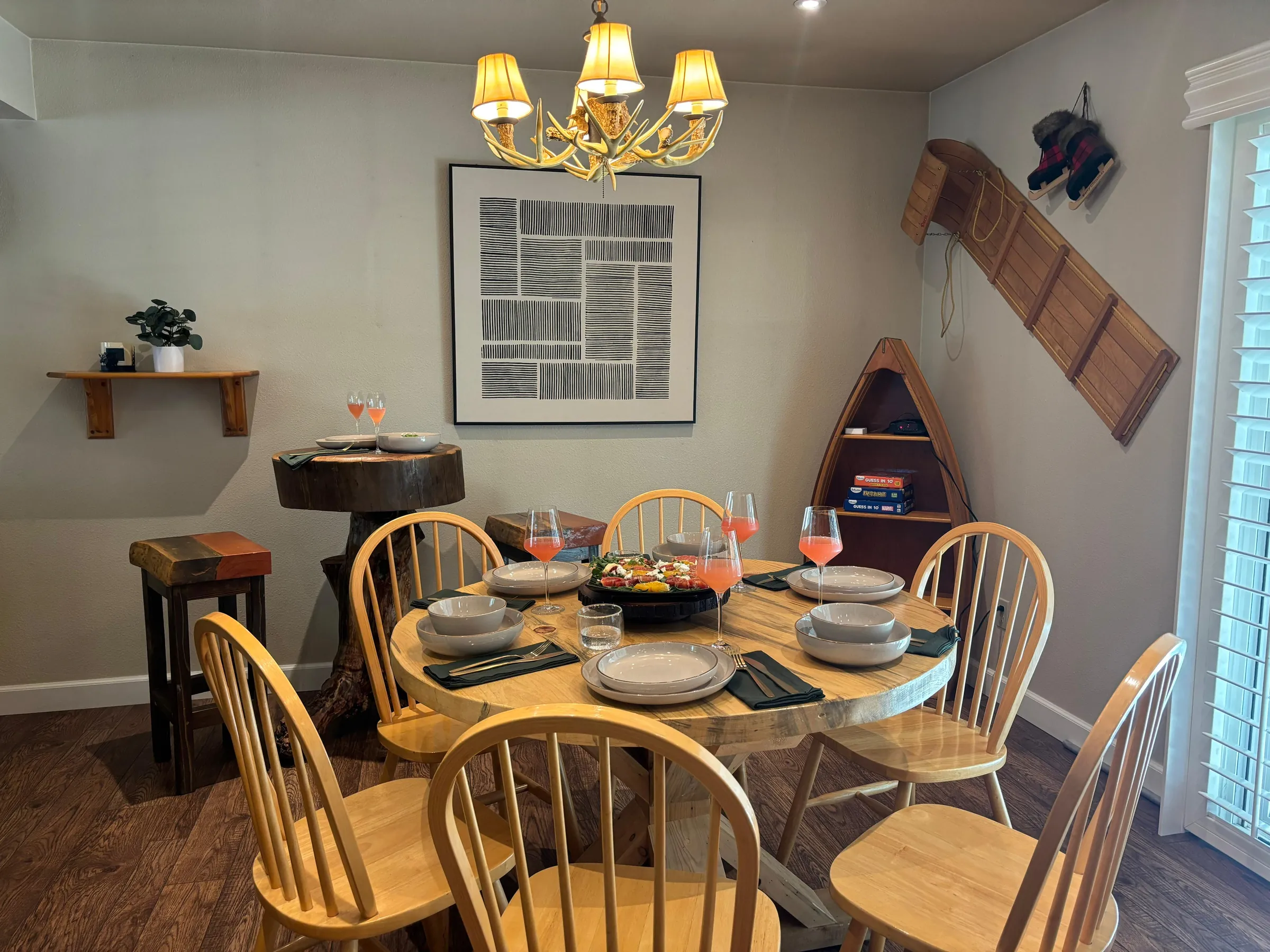 Cozy dining room for up to 7 guests.