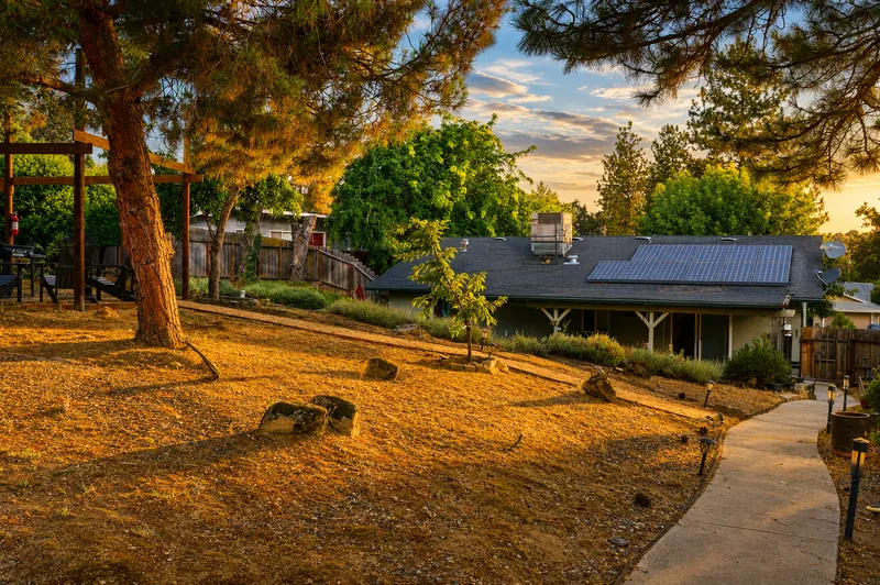This beautifully updated single-level mountain retreat offers the convenience for your Yosemite getaway.